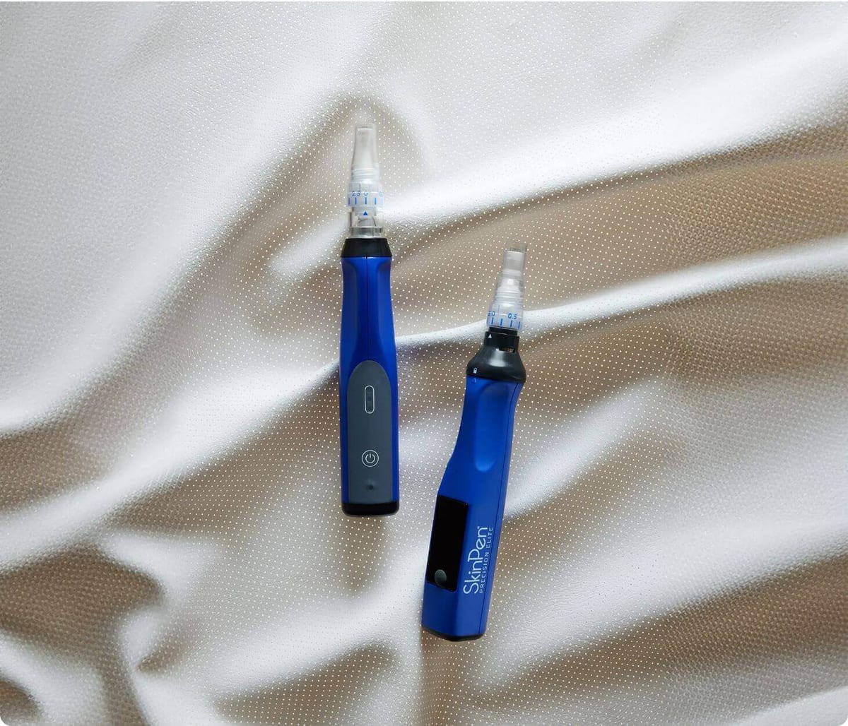 SkinPen Precision Elite: zwei Microneedling-Geräte von Crown Aesthetics mit aufgesetzter steriler Einmalkartusche